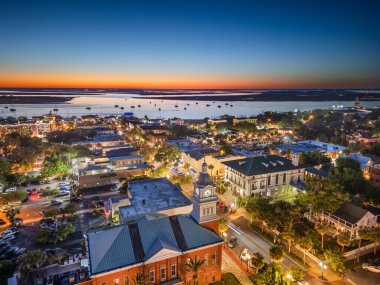 Fernandina Plajı, Florida, ABD tarihi şehir manzarası alacakaranlıkta.