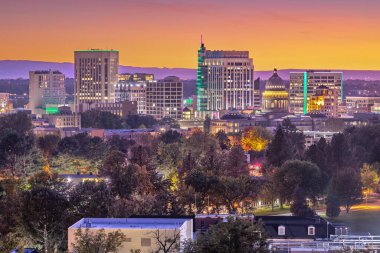 Boise, Idaho, ABD şehir merkezi altın saatinde.