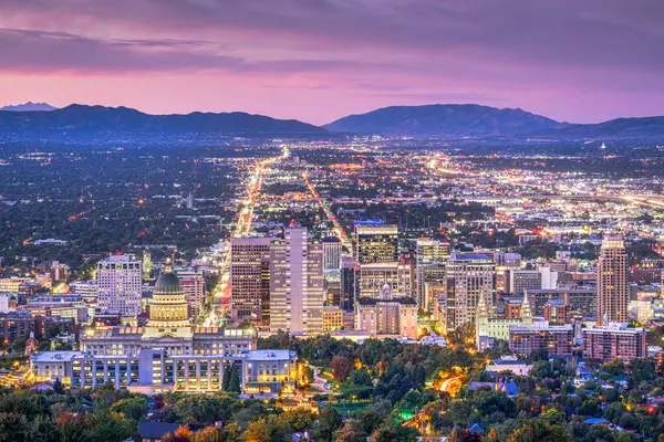 Salt Lake City, Utah, ABD şehir merkezi alacakaranlıkta gökyüzü.