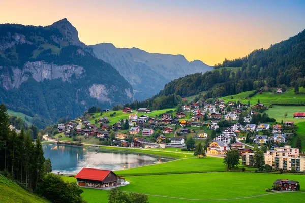 Engelberg Suiza Con Lago Eugenisee Los Alpes Imagen de stock