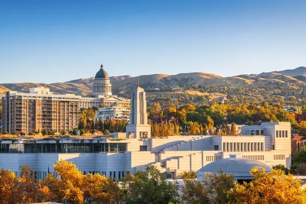 美国犹他州盐湖城与国会大厦的秋季城市景观 图库图片