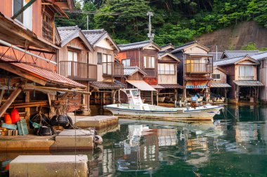 Kyoto, Japonya Ine Körfezi 'nde tarihi funaya kayıkhaneleri alacakaranlıkta.