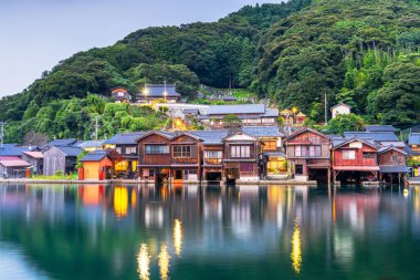Kyoto, Japonya Ine Körfezi 'nde tarihi funaya kayıkhaneleri alacakaranlıkta.