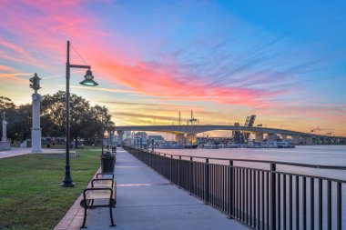 Jacksonville, Florida, ABD Sahil Yolu St. John Nehri boyunca alacakaranlıkta.