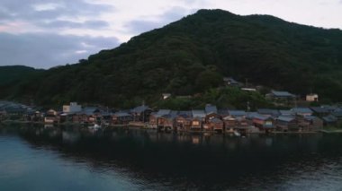 Kyoto, Japonya Ine Körfezi 'nde tarihi funaya kayıkhaneleri alacakaranlıkta.