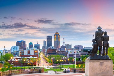 Des Moines, Iowa, ABD şehir merkezi alacakaranlıkta ufuk çizgisi!.