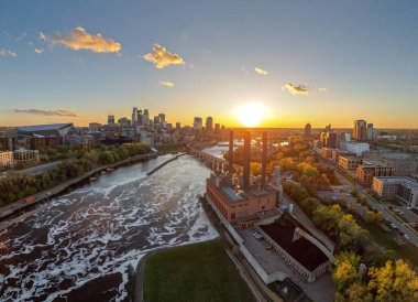 Minneapolis, Minnesota, ABD şehir merkezi alacakaranlıkta gökyüzü.