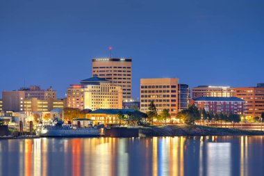 Evansville, Indiana, ABD şehir merkezi Ohio Nehri üzerinde mavi saatte gökyüzü.