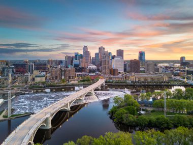 Minneapolis, Minnesota, ABD şehir merkezi alacakaranlıkta nehrin üzerinde ufuk çizgisi.