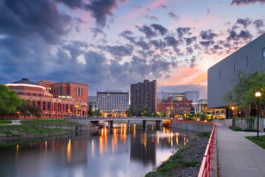 Rochester, Minnesota, ABD Zumbro Nehri üzerindeki şehir manzarası