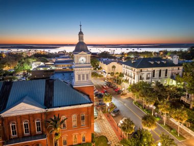 Fernandina Plajı, Florida, ABD tarihi şehir manzarası alacakaranlıkta.