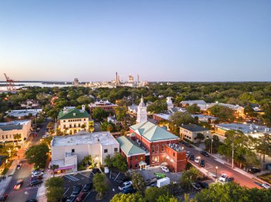 Fernandina Plajı, Florida, ABD tarihi şehir manzarası alacakaranlıkta.