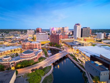 Rochester, Minnesota, ABD Zumbro Nehri üzerindeki şehir manzarası.