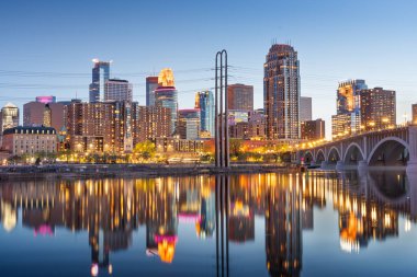 Minneapolis, Minnesota, ABD şehir merkezi Mississippi 'de alacakaranlıkta ufuk çizgisi.