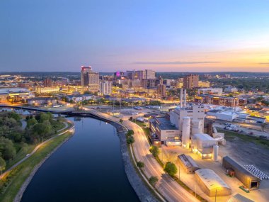 Rochester, Minnesota, ABD Zumbro Nehri üzerindeki şehir manzarası