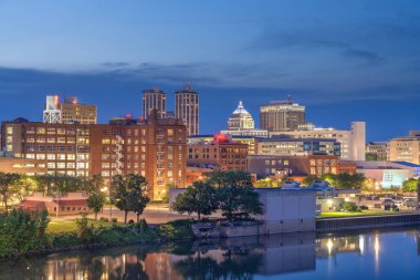 Peoria, Illinois, ABD şehir merkezi alacakaranlıkta göl kenarında..