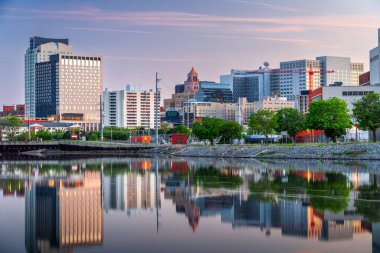 Rochester, Minnesota, ABD Zumbro Nehri üzerindeki şehir manzarası.