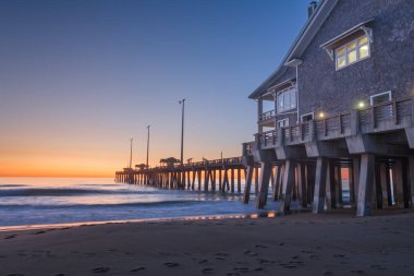 Jennette 's Pier in Nags Head, Kuzey Carolina, ABD şafak vakti.