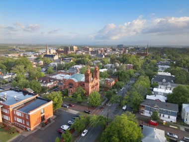 Wilmington, Kuzey Carolina, ABD tarihi kiliseler ve şehir merkezi yukarıdan izlendi.