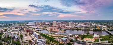 Cedar Rapids, Iowa, ABD Cedar Nehri üzerindeki şehir manzarası alacakaranlıkta.