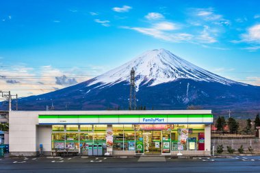 Fujikawaguchiko, Yamanashi, Japonya - 12 Nisan 2017: Familymart Mt. Fuji. Family ilymart, Japonya 'daki en büyük ikinci market..