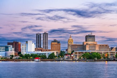 Peoria, Illinois, ABD şehir merkezi alacakaranlıkta göl kenarında..