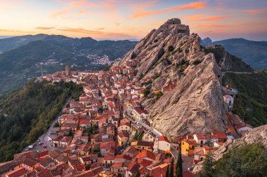 Pietrapertosa, İtalya alacakaranlıkta Basilicata bölgesindeki dağlara karşı..