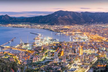 Palermo, İtalya 'da şafakta limanı olan şehir manzarası.