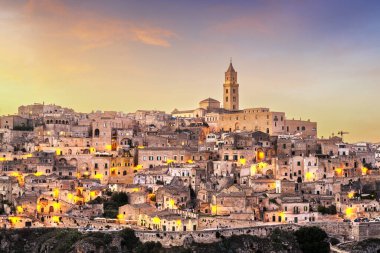 Matera, İtalya 'nın Basilicata bölgesindeki antik tepe kasabası şafakta.