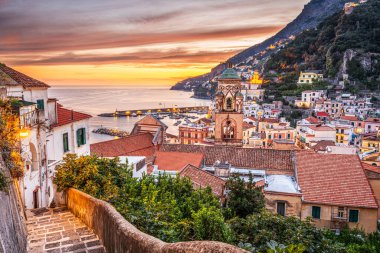 Amalfi, İtalya Alacakaranlıkta Amalfi kıyısında.