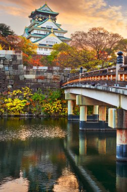 Osaka, Japonya Osaka Kalesi 'nin ana kalesinde sonbahar boyunca.