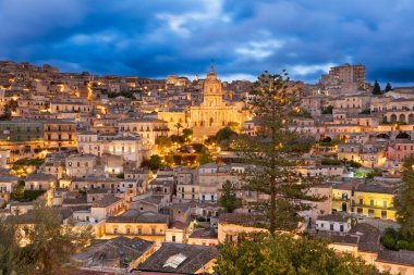 Modica, Sicilya, İtalya Alacakaranlıkta San Giorgio Katedrali.