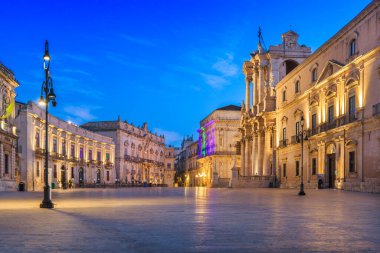 Syracuse, Sicilya tarihi plazası ve mavi saatte katedral.