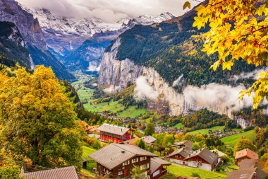 Lauterbrunnen, İsviçre Vadisi sonbahar mevsiminde Wengen 'den alacakaranlıkta renkli yeşilliklerle.