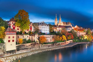 Basel, İsviçre Ren Nehri kıyısında Sonbaharda mavi saatte.