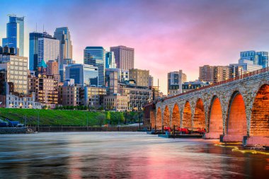 Minneapolis, Minnesota, ABD alacakaranlıkta Mississippi Nehri 'ndeki Stone Arch Köprüsü ile gökyüzü.