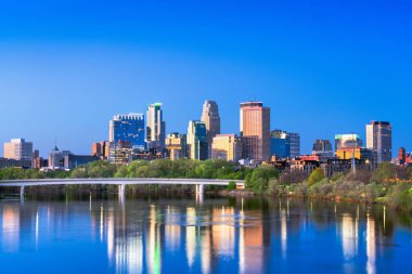Minneapolis, Minnesota, ABD Mississippi Nehri üzerinde mavi saatte.