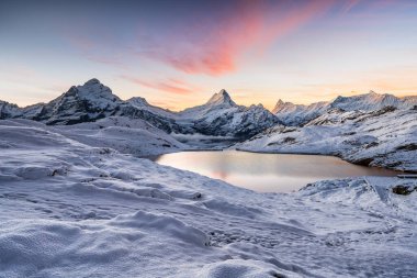 Jungfrau, Eiger ve Monch Peaks ile Bachalpsee Gölü 'nde..