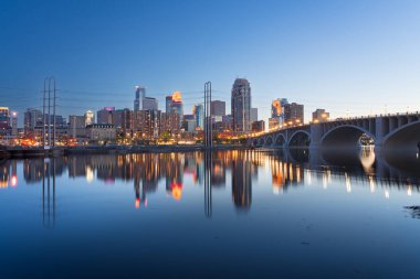Minneapolis, Minnesota, ABD şehir merkezi Mississippi 'de alacakaranlıkta ufuk çizgisi.