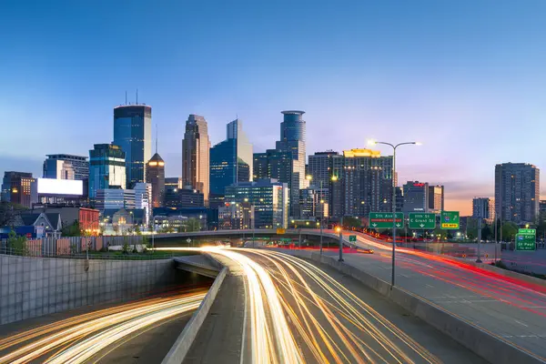 Minneapolis, Minnesota, ABD şehir merkezi Alacakaranlık 'taki otoyollarda ufuk çizgisi.
