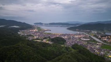 Amanohashidate, Kyoto, Japonya körfezin üzerinde, kumsala yakın bir yerde, alacakaranlıkta..
