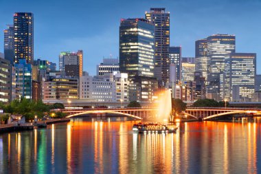 Osaka, Japonya Alacakaranlık Okawa Nehri üzerindeki şehir manzarası.