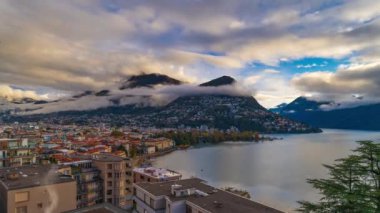 Lugano, İsviçre Alacakaranlıkta Lugano Gölü 'nde.