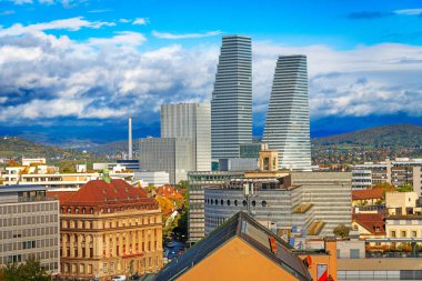 Basel, İsviçre Modern yüksek binalara sahip şehir manzarası.