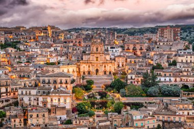 Modica, Sicilya, İtalya Alacakaranlıkta San Giorgio Katedrali.