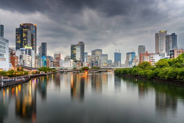 Osaka, Japonya Alacakaranlık Okawa Nehri üzerindeki şehir manzarası.