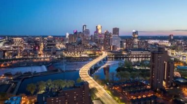 Minneapolis, Minnesota, ABD şehir merkezi alacakaranlıkta nehrin üzerinde ufuk çizgisi.