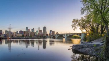 Minneapolis, Minnesota, ABD şehir merkezi Mississippi 'de alacakaranlıkta ufuk çizgisi.