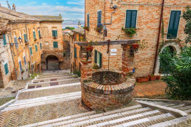 Corinaldo, İtalya Marche bölgesinde tarihi merdiven.