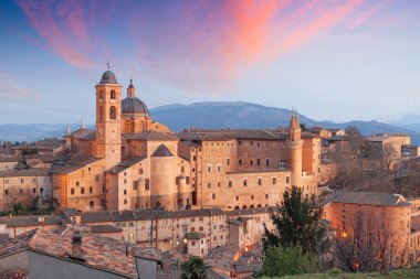 Urbino, İtalya 'nın ortaçağ duvarlı kenti Marche bölgesinde alacakaranlıkta.